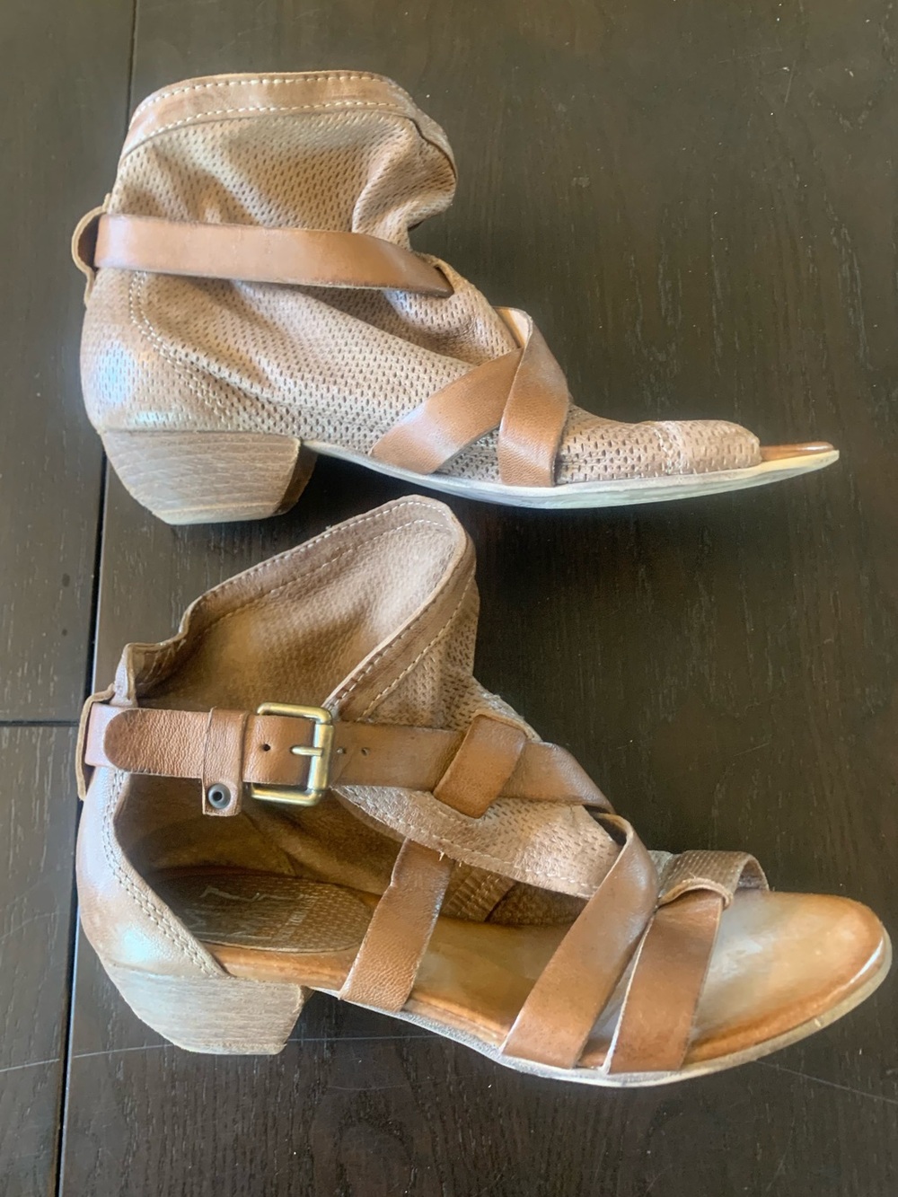 Miz Mooz Size 39 Tan Leather Strappy Low Heel Sandals